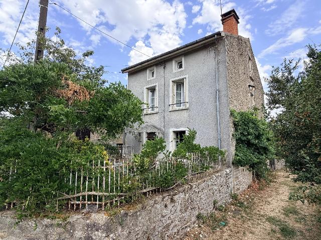 Huis te koop in&nbsp;CHÂTEAUPONSAC 87290 Haute-Vienne Limousin France: Ruime woning in een gehucht met flexibele indeling, veel buitenruimte en schuren. Deze interessante gezinswoning ligt op slechts 3 km van het plaatsje Châteauponsac (Haute-Vienne), met alle dagelijks...