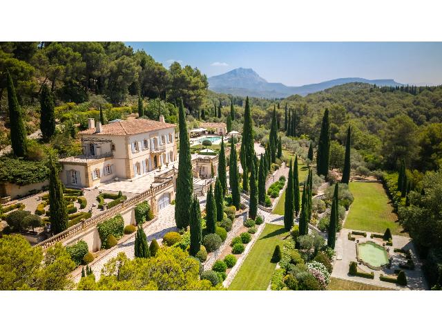 Huis te koop in&nbsp;LE THOLONET 13100 Bouches-du-Rhône Provence Alpes Côte d'Azur France: Een uitzonderlijk landgoed op de meest prestigieuze locatie van Aix-en-Provence. Een privélandgoed in het hart van Aix-en-Provence.<br />
<br />
Gelegen in de meest gewilde woonwijk van Aix-en-Provence, op sle...