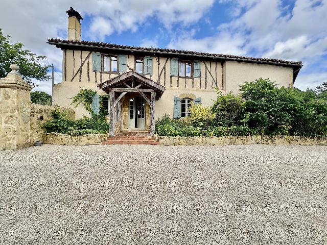 Huis te koop in&nbsp;COURTIES 32230 Gers Midi-Pyrénées France: Karaktervol landgoed met woonhuis en drie vakantiewoningen nabij Marciac. Dit karaktervolle pand ligt vlak bij Marciac op een bevoorrechte locatie op het platteland, met een prachtig uitzicht over de ...
