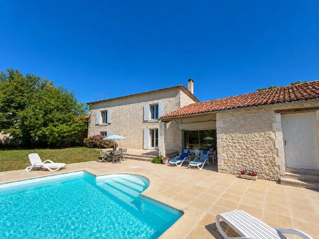 Huis te koop in&nbsp;SALLES-LAVALETTE 16190 Charente Poitou-Charentes France: Charmante natuurstenen woning met 4 slaapkamers, zwembad en adembenemend uitzicht! EXCLUSIEF BIJ BEAUX VILLAGES! Deze prachtige woning met vier slaapkamers ligt op loopafstand van een charmant dorp en...