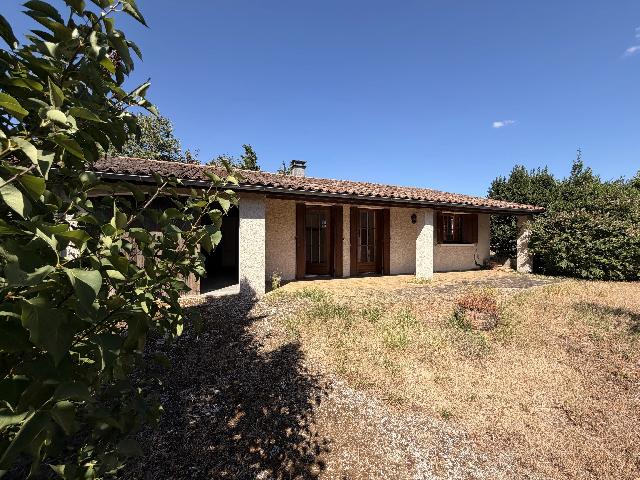 Huis te koop in&nbsp;RUFFEC 16700 Charente Poitou-Charentes France: Gelijkvloerse stadswoning met garage en uitbreidingsmogelijkheden. Deze woning is ideaal gelegen in het centrum van het marktstadje Ruffec, op loopafstand van winkels, scholen en alle dagelijkse voorz...