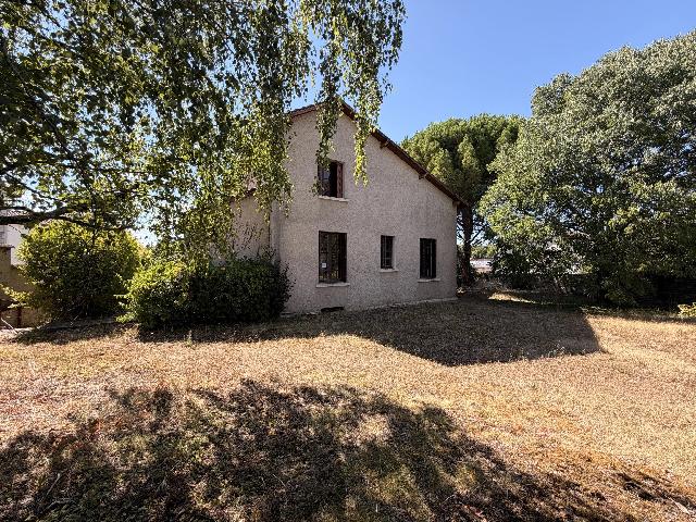 Huis te koop in&nbsp;RUFFEC 16700 Charente Poitou-Charentes France: Woning in het stadscentrum met garage en ontwikkelingsmogelijkheden. Ideaal gelegen in het hart van het marktstadje Ruffec, met winkels, scholen, restaurants en alle dagelijkse voorzieningen op loopaf...