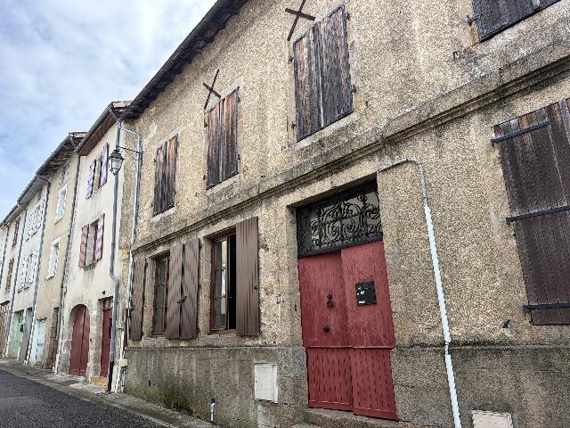 Huis te koop in&nbsp;BELLAC 87300 Haute-Vienne Limousin France: Een huis met een rijke geschiedenis en een Valenciaanse uitstraling bij binnenkomst. Dit bijzondere, grote en historische pand is gelegen in het centrum van het levendige stadje Bellac.<br />
<br />
Bij binnenk...