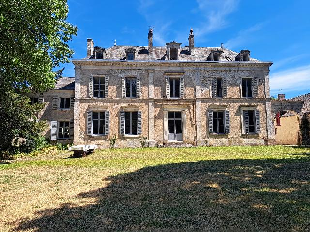 Huis te koop in&nbsp;DOUADIC 36300 Indre Centre France: Een idyllisch, charmant kasteeltje in een prachtige landelijke omgeving. Een schitterend, goed te onderhouden kasteel voor een zeer aantrekkelijke prijs – met in totaal 12 slaapkamers verdeeld over ...