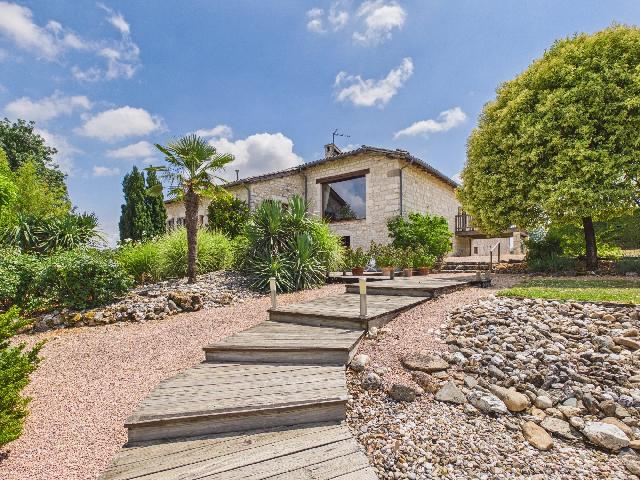 Huis te koop in&nbsp;GAILLAC 81600 Tarn Midi-Pyrénées France: Elegante natuurstenen boerderij met op maat gemaakt zwembad van 18 meter en 17,45 hectare grond nabij Gaillac. EXCLUSIEF AANGEBODEN DOOR BEAUX VILLAGES! Gelegen in het glooiende landschap van de Tarn ...