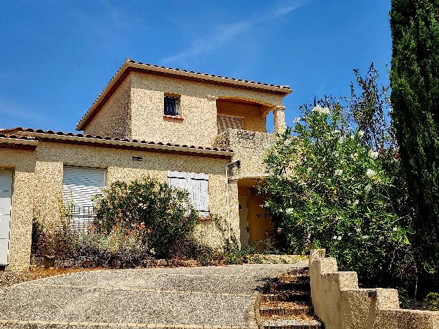 Huis te koop in&nbsp;LIMOUX 11300 Aude Languedoc Roussillon France: Villa met 4 slaapkamers, zwembad, uitzicht op het platteland en uitzonderlijke mogelijkheden. EXCLUSIEF BIJ BEAUX VILLAGES! Gelegen in een rustige doodlopende straat aan de rand van het charmante stad...