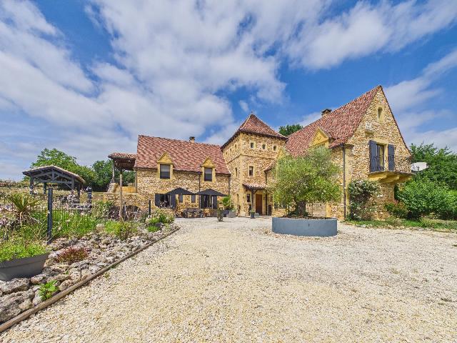 Huis te koop in&nbsp;LANQUAIS 24150 Dordogne Aquitaine France: Elegante stenen woning met panoramisch uitzicht en flexibele woonmogelijkheden. Gelegen op een prachtig aangelegd perceel van circa een halve hectare, geniet deze uitzonderlijke vrijstaande stenen won...