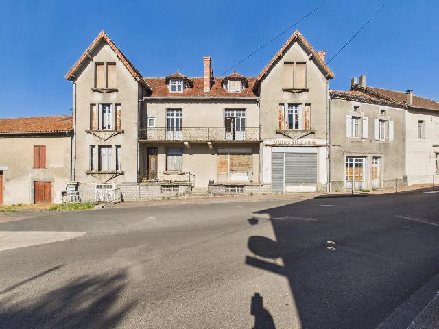Huis te koop in&nbsp;PIÉGUT-PLUVIERS 24360 Dordogne Aquitaine France: Prachtig pand met karakter, 8 slaapkamers en bedrijfsruimte. EXCLUSIEF BIJ BEAUX VILLAGES! In het hart van het charmante dorp Piégut-Pluviers – bekend om zijn populaire weekmarkt, lokale winkels en...