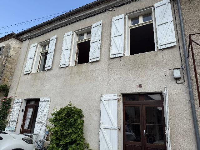 Huis te koop in&nbsp;VARAIGNES 24360 Dordogne Aquitaine France: Dorpswoning met twee appartementen. EXCLUSIEF BIJ BEAUX VILLAGES! Gelegen in het hart van het pittoreske dorp Varaignes in de Dordogne, biedt dit charmante stenen pand twee zelfstandige wooneenheden (...