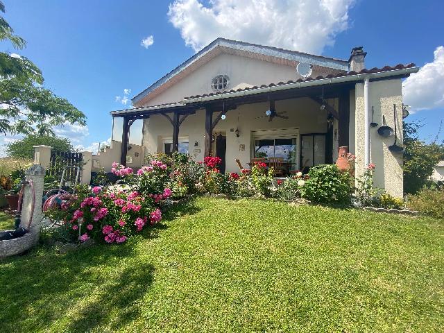 Huis te koop in&nbsp;CHALAIS 16210 Charente Poitou-Charentes France: Uitstekend onderhouden woning met 3 à 4 slaapkamers en gastenverblijf met 3 slaapkamers op een prachtige locatie. Gelegen aan de rand van een geliefd dorp, met een schitterend uitzicht over de open v...