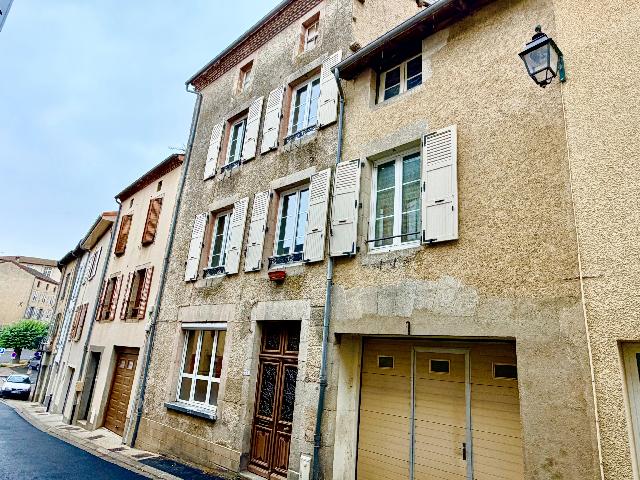 Huis te koop in&nbsp;BELLAC 87300 Haute-Vienne Limousin France: Ruime en veelzijdige stadswoning in het centrum van dit levendige stadje. De woning biedt talloze mogelijkheden: zeer grote vertrekken die flexibel in te delen zijn als bijvoorbeeld appartementen, een...