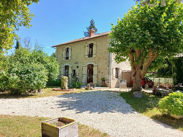 Huis te koop in&nbsp;RIBÉRAC 24600 Dordogne Aquitaine France: Ruime gezinswoning met parkachtige tuin. Wij bieden met genoegen een ruime gezinswoning aan, voorzien van een met zorg onderhouden tuin.<br />
De woning is bereikbaar via een oprit met toegangspoort en bes...