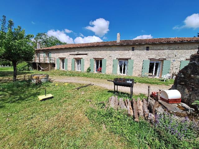 Huis te koop in&nbsp;LIZANT 86400 Vienne Poitou-Charentes France: Vrijstaande woning met karakter, inclusief een gastenverblijf en een schuur. Gelegen in een rustig gehucht op korte afstand van de stadjes Civray en Ruffec, biedt dit prachtige pand volop mogelijkhede...