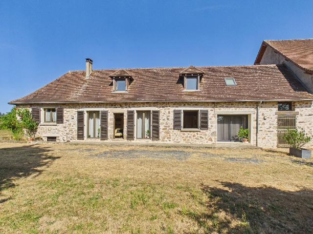 Equestrian property for sale in&nbsp;LA MEYZE 87800 Haute-Vienne Limousin France: 5 bedroom Equestrian property with excellent stabling and 19.5ha. This fully-renovated Perigordine style property is set within over 19 hectares of pristine grazing land and offers and exceptional opp...