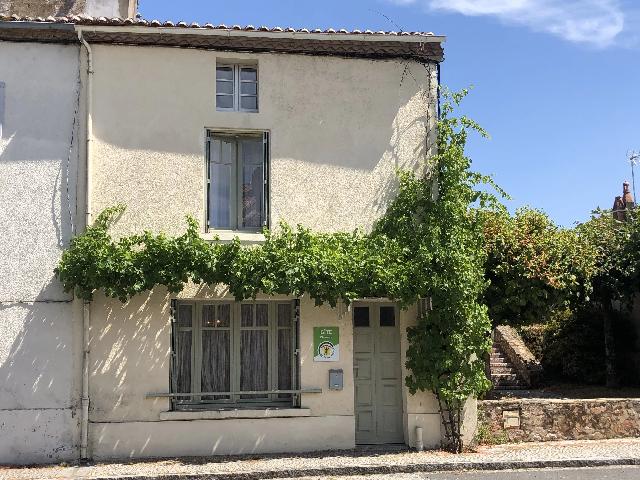 Huis te koop in&nbsp;ABZAC 16500 Charente Poitou-Charentes France: Goed gerenoveerd dorpshuis, uitstekende investeringsmogelijkheid. Dit fraai gerenoveerde huis, gelegen in het hart van het dorp, is zowel geschikt als comfortabele woning als voor een investering.<br />
<br />
...