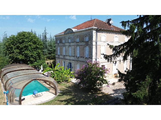Haus zu verkaufen in&nbsp;CLAIRAC 47320 Lot-et-Garonne Aquitaine Frankreich: Herrenhaus mit 49 Hektar Land und Nebengebäuden. EXKLUSIV BEI BEAUX VILLAGES! Ein imposantes Anwesen aus Stein mit besonderem Charakter, eingebettet in 49 Hektar unberührte Privatparklandschaft – ...