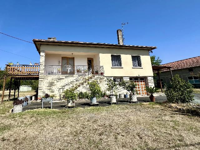 Haus zu verkaufen in&nbsp;PETIT-BERSAC 24600 Dordogne Aquitaine Frankreich: Einfamilienhaus in der Nähe eines beliebten Dorfes am Fluss. Das geräumige Haus verfügt über ein großes Untergeschoss (auf Gartenniveau) mit einer großen Garage/Werkstatt, einem Weinkeller, eine...
