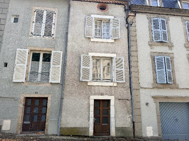 Huis te koop in&nbsp;BELLAC 87300 Haute-Vienne Limousin France: Geweldig herenhuis met verrassend veel ruimte en kamers. EXCLUSIEF AANGEBODEN DOOR BEAUX VILLAGES! Laat u niet misleiden door de voorgevel; dit is een ruim herenhuis in het centrum van Bellac (Haute-V...