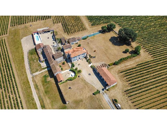 Maison&agrave; vendre &agrave;&nbsp;BOUTEVILLE 16120 Charente: Domaine rural historique et prestigieux avec logements d'hôtes. EN EXCLUSIVITÉ! Ce domaine historique exceptionnel de Cognac bénéficie d'un emplacement surélevé, intime et privilégié, rare à ...