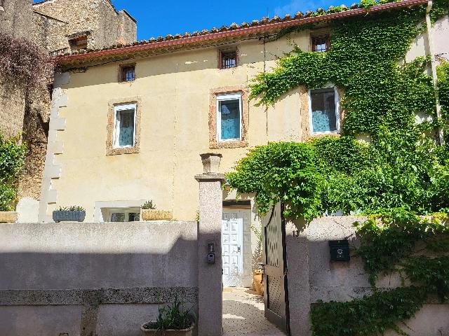 Gîtes/Chambres d'hôtes&agrave; vendre &agrave;&nbsp;FERRALS-LES-CORBIÈRES 11200 Aude: Maison de caractère à fort potentiel pour activité de gîte avec 5 chambres en-suite. Un bijou au cœur du village : cette élégante maison de caractère du XIXᵉ siècle située à Ferrals-les-C...