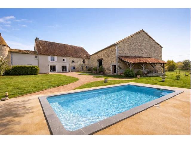 Haus zu verkaufen in&nbsp;PIÉGUT-PLUVIERS 24360 Dordogne Aquitaine Frankreich: Anwesen aus Stein mit Pool, Gästehaus und 4 Hektar Land. Im Herzen des Périgord Vert, nur 2 km vom Zentrum von Piégut-Pluviers entfernt, erwartet Sie dieses charmante, teilweise renovierte Anwesen ...
