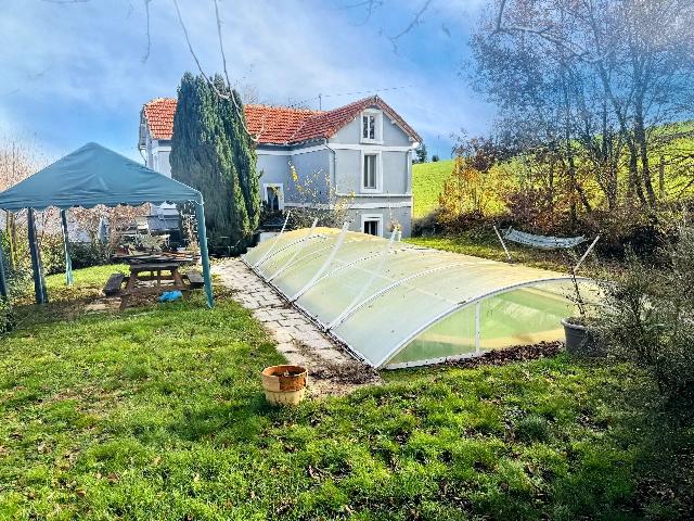 Maison&agrave; vendre &agrave;&nbsp;LA SALVETAT-PEYRALÈS 12440 Aveyron: Deux maisons à La Salvetat-Peyralès avec jardin et piscine. Charmante propriété composée de deux maisons près de La Salvetat-Peyralès, en Aveyron, idéale pour une vie multigénérationnelle ou...