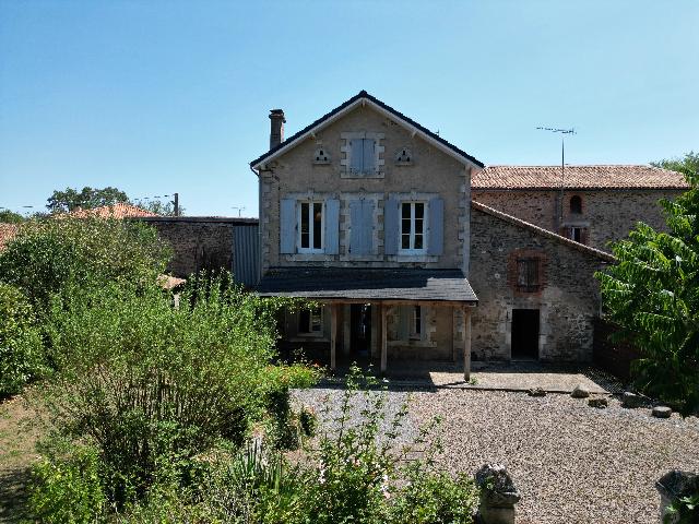 Huis te koop in&nbsp;CONFOLENS 16500 Charente Poitou-Charentes Frankrijk: Ruime woning met 5 slaapkamers, een prachtige keuken en grote tuinen. EXCLUSIEF AANGEBODEN DOOR BEAUX VILLAGES! Gelegen in het hart van een levendig dorp en op slechts 3 km van Confolens, een grotere ...