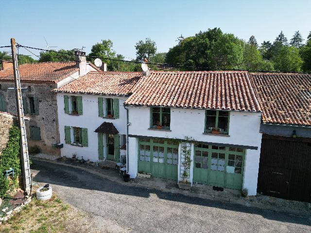 Huis te koop in&nbsp;DROUX 87190 Haute-Vienne Limousin France: Een ruime gezinswoning met vier slaapkamers, uitstekend gerenoveerd. Deze charmante woning ligt in Droux (Haute-Vienne), in een klein, schilderachtig gehucht, maar toch op slechts 10 minuten van grote...