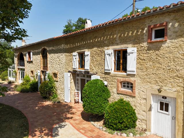 Huis te koop in&nbsp;PECH-LUNA 11420 Aude Languedoc Roussillon France: Charmante stenen woonboerderij met zwembad en panoramisch uitzicht op de Pyreneeën. EXCLUSIEF BIJ BEAUX VILLAGES! Gelegen achter een elektrisch hek in een rustig gehucht, combineert deze prachtige st...