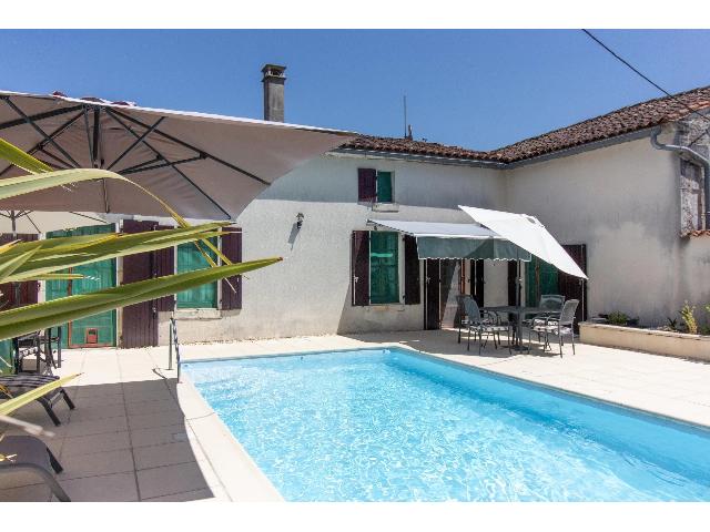 Huis te koop in&nbsp;JARNAC 16200 Charente Poitou-Charentes Frankrijk: Charmant dorpshuis met 3 slaapkamers en zwembad nabij Jarnac. EXCLUSIEF BIJ BEAUX VILLAGES! Ontdek dit heerlijke huis met 3 slaapkamers, gelegen in een pittoresk gehucht vlak bij het historische markt...