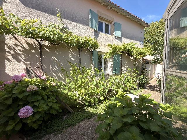 Huis te koop in&nbsp;CIVRAY 86400 Vienne Poitou-Charentes Frankrijk: Charmante woning aan de rivier met potentieel voor gastenverblijf, werkplaats en prachtig uitzicht op het water. Deze charmante woning geniet van een werkelijk idyllische ligging met een schitterend u...
