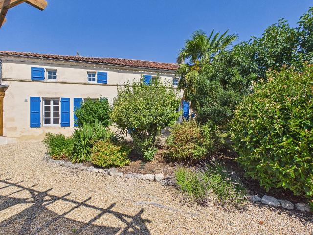 Huis te koop in&nbsp;NÉRÉ 17510 Charente-Maritime Poitou-Charentes France: Karakter, charme en uitzicht op de wijngaarden – Een echt Frans toevluchtsoord op het platteland. EXCLUSIEF BIJ BEAUX VILLAGES! Gelegen in een rustig gehucht te midden van glooiende wijngaarden, bel...