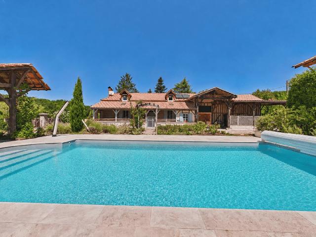 Huis te koop in&nbsp;TOMBEBŒUF 47380 Lot-et-Garonne Aquitaine Frankrijk: Prachtig natuurstenen huis met zwembad en fraaie tuin. EXCLUSIEF AANGEBODEN DOOR BEAUX VILLAGES! Deze schitterend gerenoveerde voormalige boerderij straalt karakter uit en verkeert zowel vanbinnen als...