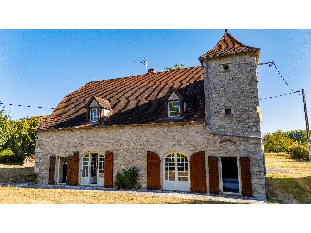 Huis te koop in&nbsp;SAINT-SOZY 46200 Lot Midi-Pyrénées France: Charmante stenen boerderij met bijgebouwen – vlak bij Rocamadour en Martel. Gelegen aan het einde van een zeer rustig gehucht, op loopafstand van de rivier de Dordogne, biedt deze authentieke stenen...