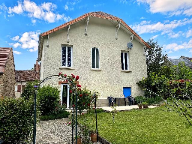 Huis te koop in&nbsp;ARNAC-LA-POSTE 87160 Haute-Vienne Limousin France: Charmante stadswoning met tuin in Arnac-la-Poste. EXCLUSIEF BIJ BEAUX VILLAGES! Gelegen in het centrum van Arnac-la-Poste, biedt deze aangename woning comfortabel woonplezier, zowel als vaste woonplaa...