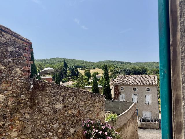 Huis te koop in&nbsp;LIMOUX 11300 Aude Languedoc Roussillon France: Sfeervol dorpshuis met 2 slaapkamers en 2 badkamers. EXCLUSIEF BIJ BEAUX VILLAGES! Een charmant dorpshuis in het hart van een fraai gehucht, omringd door een prachtig landschap en op slechts 15 minute...