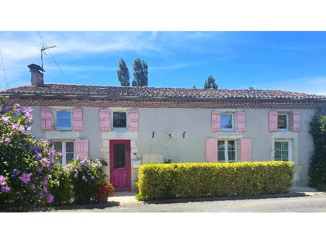Huis te koop in&nbsp;ÉCOYEUX 17770 Charente-Maritime Poitou-Charentes Frankrijk: Karaktervol dorpshuis nabij Saintes. Gelegen in een schilderachtig gehucht en dicht bij de historische stad Saintes, biedt dit traditionele dorpshuis een perfecte combinatie van charme, karakter en ru...