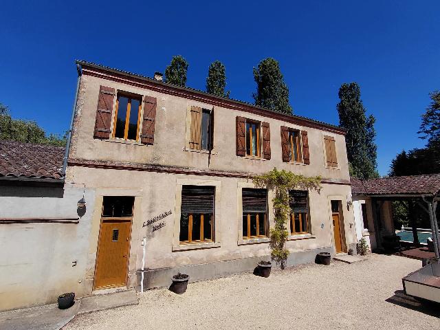 Huis te koop in&nbsp;PUYCELSI 81140 Tarn Midi-Pyrénées France: Charmante woning met 3 slaapkamers en zwembad in Puycelsi. Gelegen in een gehucht aan de rand van het pittoreske 'beau village' Puycelsi, combineert deze charmante woning van 164 m² authentiek metsel...