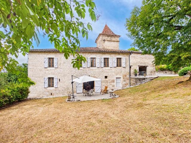 Huis te koop in&nbsp;CASTELNAU-DE-MONTMIRAL 81140 Tarn Midi-Pyrénées France: Prachtig landhuis met uitzicht op Castelnau-de-Montmiral. EXCLUSIEF BIJ BEAUX VILLAGES! Gelegen op een rustige, verhoogde locatie met een schitterend uitzicht op het op een heuvel gelegen dorp Casteln...