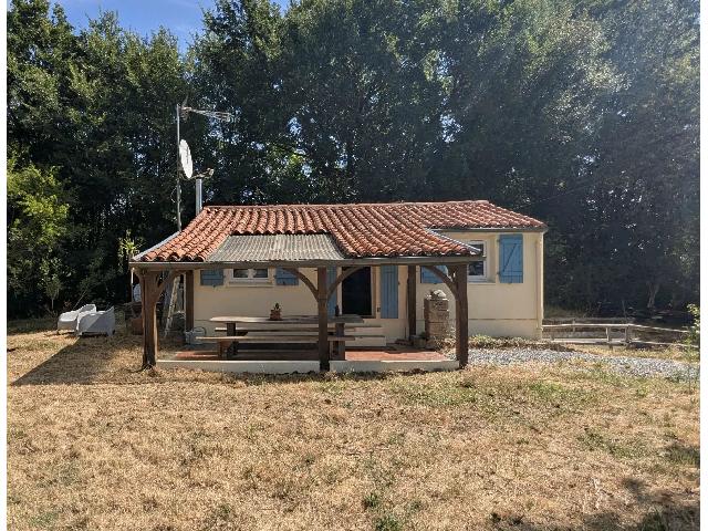 Huis te koop in&nbsp;MERVENT 85200 Vendée Pays de la Loire France: Charmant huisje met één slaapkamer in een rustige omgeving. Dit heerlijke huisje biedt de perfecte uitvalsbasis voor wie op zoek is naar rust en eenvoud.<br />
<br />
De woning beschikt over een lichte, open ...