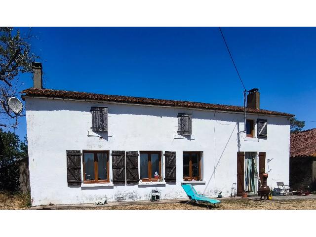Huis te koop in&nbsp;SAINT-SULPICE-EN-PAREDS 85410 Vendée Pays de la Loire France: Landhuis met vier slaapkamers en uitzonderlijk potentieel. Gelegen op een verhoogde locatie op het platteland, met weidse uitzichten en zonder directe buren, biedt dit charmante landhuis ruimte, priva...