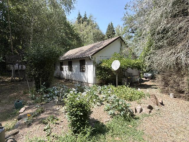 Huis te koop in&nbsp;NANTIAT 87140 Haute-Vienne Limousin France: Vrijstaande bungalow aan een beekje, gelegen op een eigen, rustig bosperceel. Deze vrijstaande bungalow met 3 slaapkamers ligt in Nantiat, midden in een eigen bosperceel en grenzend aan een kronkelend...