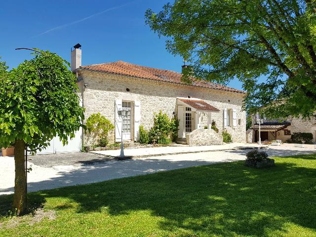 Huis te koop in&nbsp;ROQUECOR 82150 Tarn-et-Garonne Midi-Pyrénées France: Charmant natuurstenen landhuis met gastenverblijf, zwembad en 1 hectare grond nabij Montaigu-de-Quercy, Zuidwest-Frankrijk. Gelegen in een rustig gehucht aan de rand van een sfeervol dorp, op slechts ...