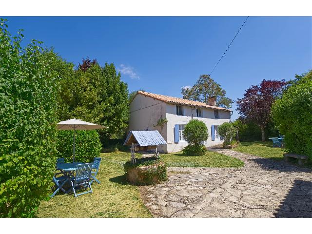 Ferienhaus/Pension zu verkaufen in&nbsp;CAUNAY 79190 Deux-Sèvres Poitou-Charentes Frankreich: Erfolgreiche Ferienhausanlage mit Bauernhaus (3 Schlafzimmer), 3 weiteren Ferienhäusern und beheiztem Pool. Dieses attraktive Anwesen umfasst ein traditionelles Bauernhaus mit 3 Schlafzimmern sowie d...