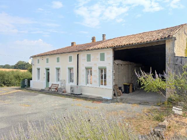 Huis te koop in&nbsp;MIRAMBEAU 17150 Charente-Maritime Poitou-Charentes France: Energiezuinig natuurstenen dorpshuis met schuur en ruim 7.500 m² grond. EXCLUSIEF BIJ BEAUX VILLAGES! Gelegen aan de rand van een rustig dorp, op slechts 5 km van het levendige marktstadje Mirambeau,...