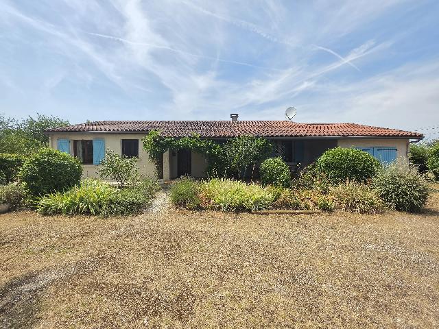 Huis te koop in&nbsp;MONTAIGU-DE-QUERCY 82150 Tarn-et-Garonne Midi-Pyrénées France: Gelijkvloerse woning met zwembad, garage en omheinde tuin nabij Montaigu-de-Quercy, Tarn-et-Garonne. Gelegen op slechts enkele minuten van het populaire dorp Montaigu-de-Quercy – met winkels, restau...