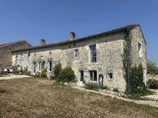 Haus&nbsp;zu verkaufen in&nbsp;ÉTRIAC 16250 Charente Frankreich. Charmantes Steinhaus in einem kleinen Dorf. Wir freuen uns, dieses reizvolle, aus Stein erbaute Haus zum Kauf anzubieten. Es besticht durch seinen besonderen Charme und Charakter – unter anderem mit...