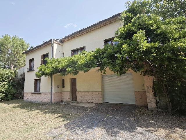 Huis te koop in&nbsp;COUIZA 11190 Aude Languedoc Roussillon France: Vrijstaande woning met 3 slaapkamers en grote tuin – op loopafstand van voorzieningen. Deze degelijk gebouwde vrijstaande woning ligt op korte loopafstand van alle voorzieningen in het populaire dor...
