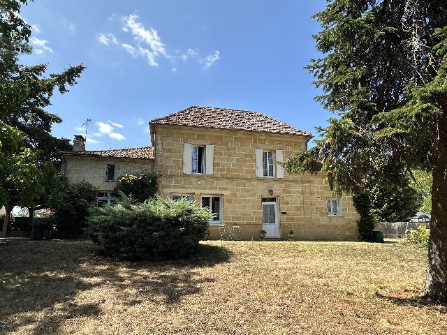Huis te koop in&nbsp;GENSAC 33890 Gironde Aquitaine France: Charmant landhuis met 4 slaapkamers en prachtig aangelegde tuin, nabij Saint-Émilion. Dit charmante huis van natuursteen (in de typische 'Girondine'-stijl) van 180 m² biedt een perfecte combinatie v...