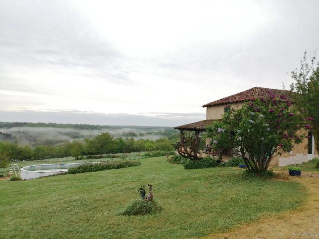 Huis te koop in&nbsp;MILLAC 86150 Vienne Poitou-Charentes France: Woning, schuur, studio, hangar en grond met een werkelijk adembenemend uitzicht. Wanneer u via de eigen oprit bij dit pand aankomt – gelegen in een klein, landelijk gehucht – wordt u direct getrof...